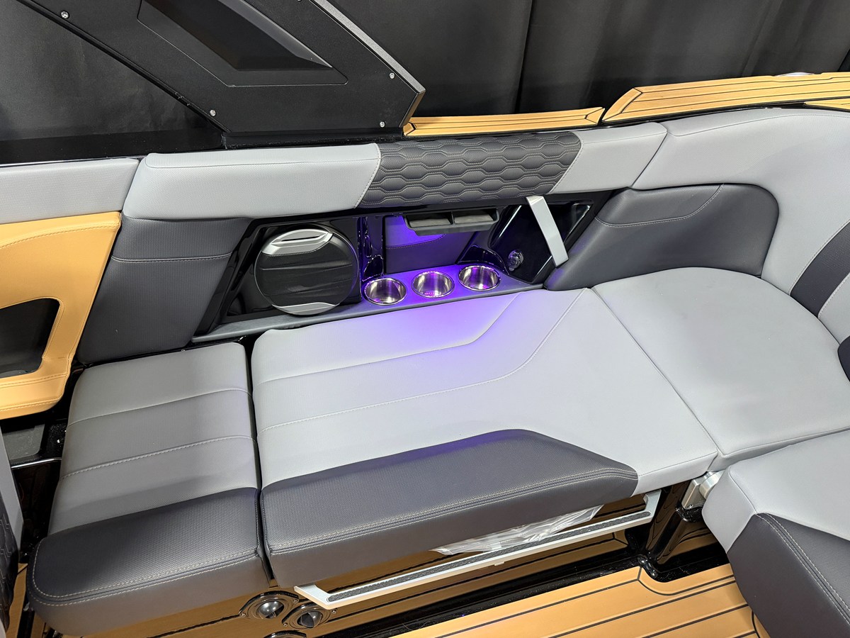 2027 Mastercraft XT23 31