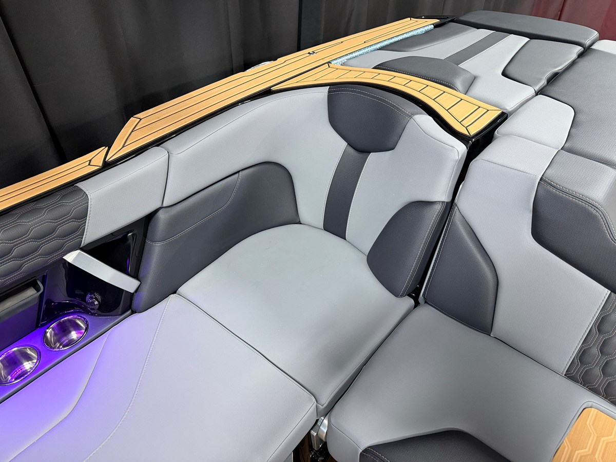 2027 Mastercraft XT23 34