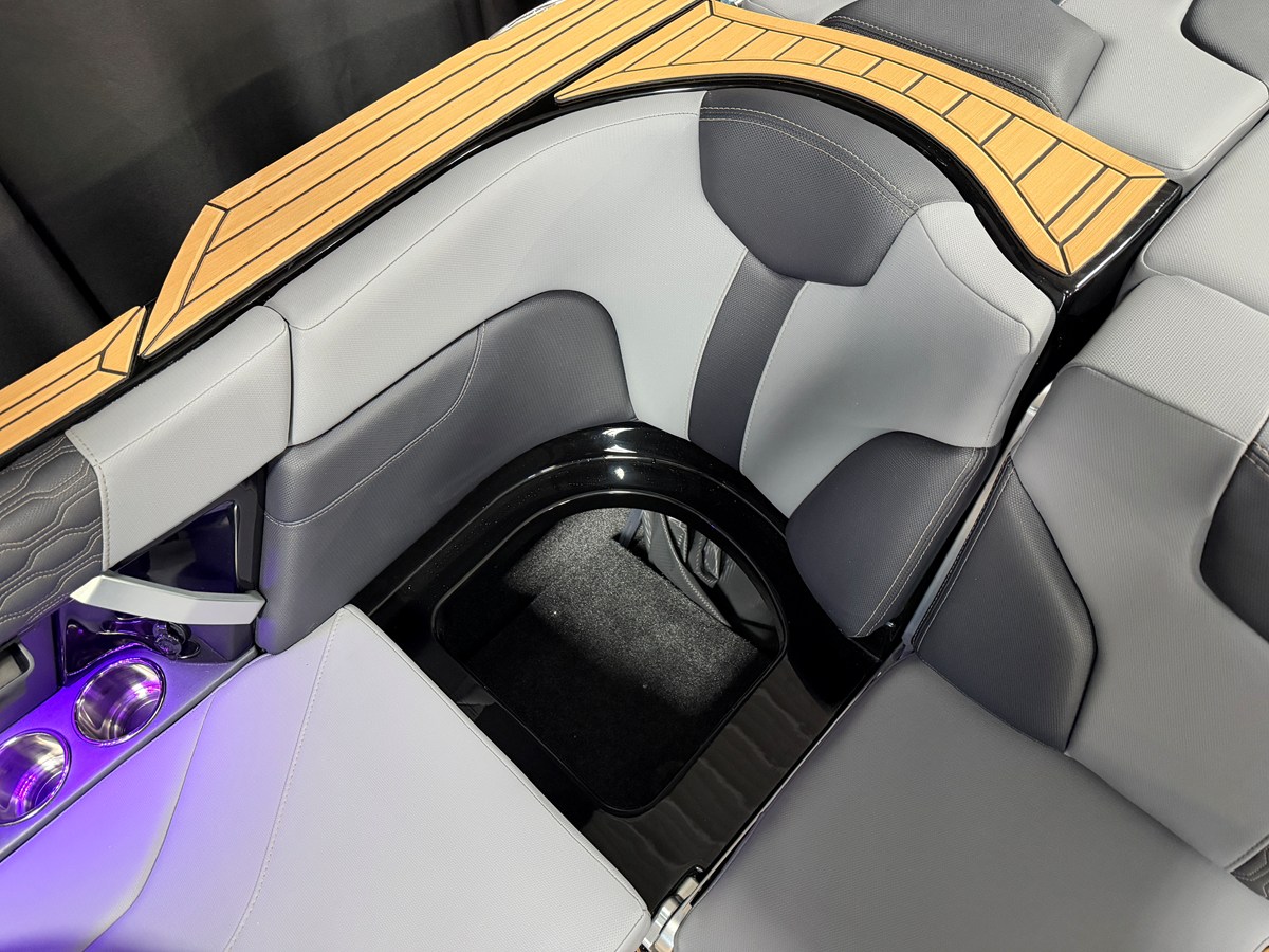 2027 Mastercraft XT23 35