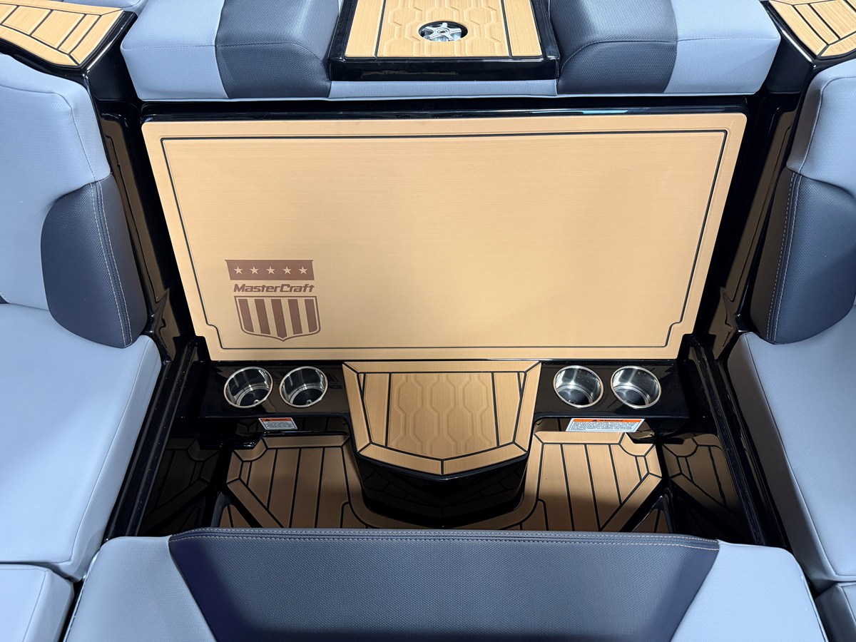 2027 Mastercraft XT23 38