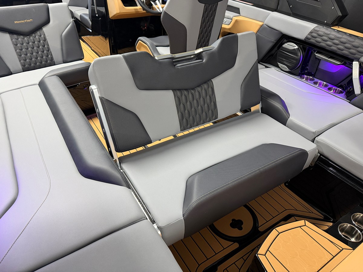 2027 Mastercraft XT23 39