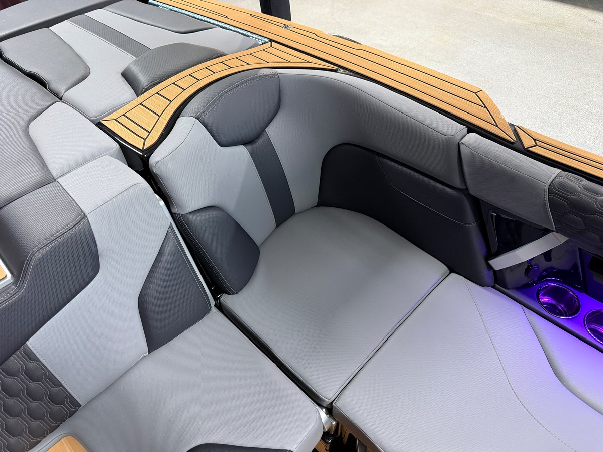 2027 Mastercraft XT23 40