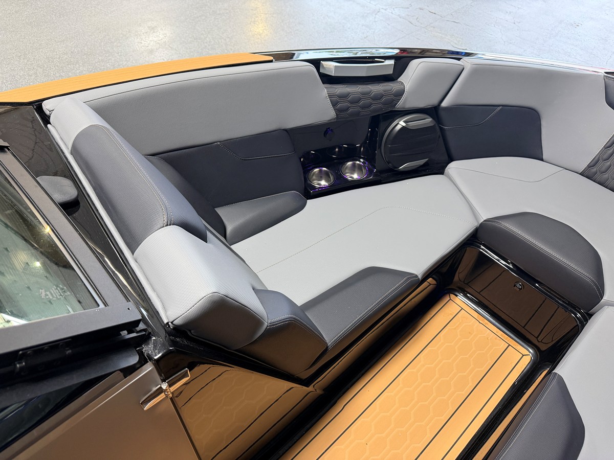 2027 Mastercraft XT23 78