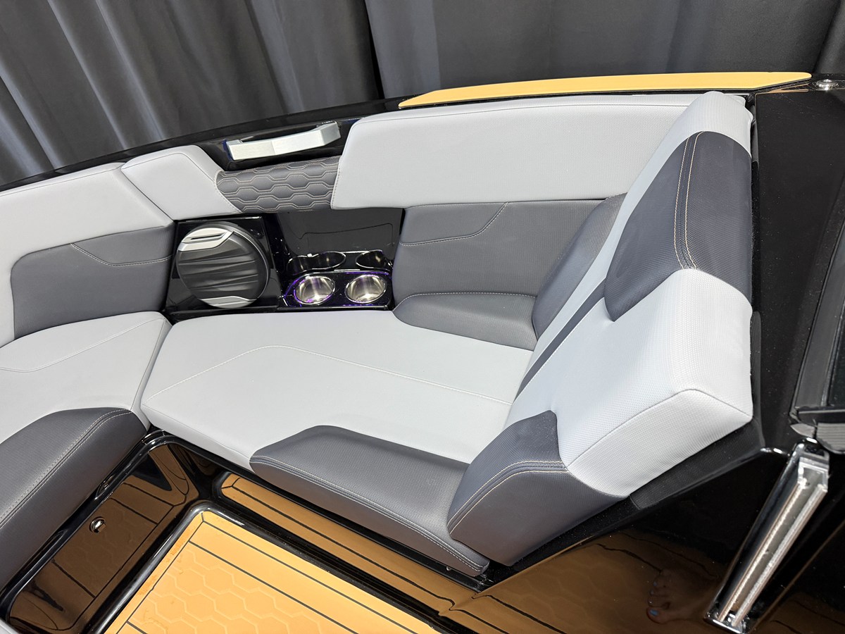 2027 Mastercraft XT23 81