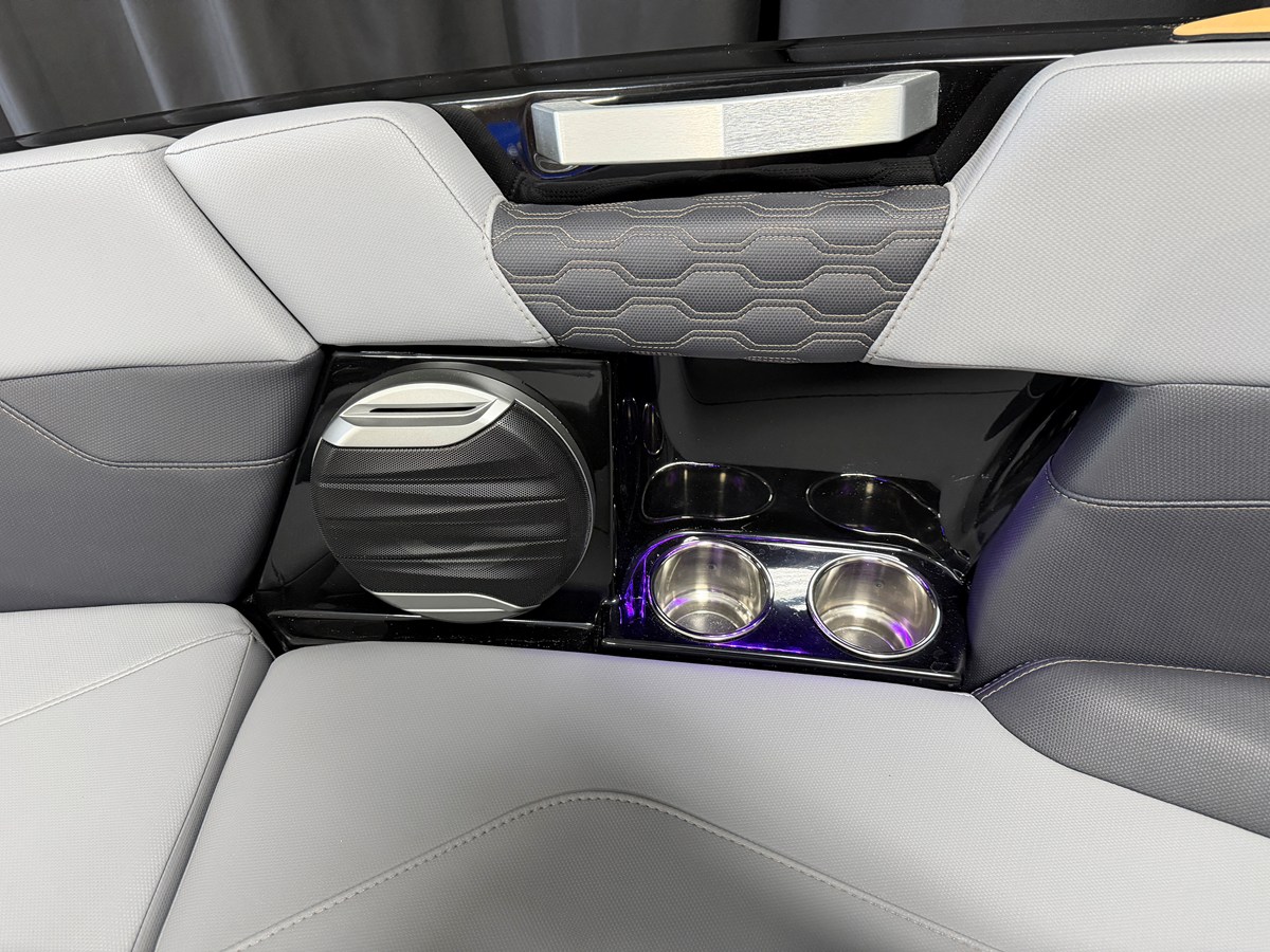 2027 Mastercraft XT23 82