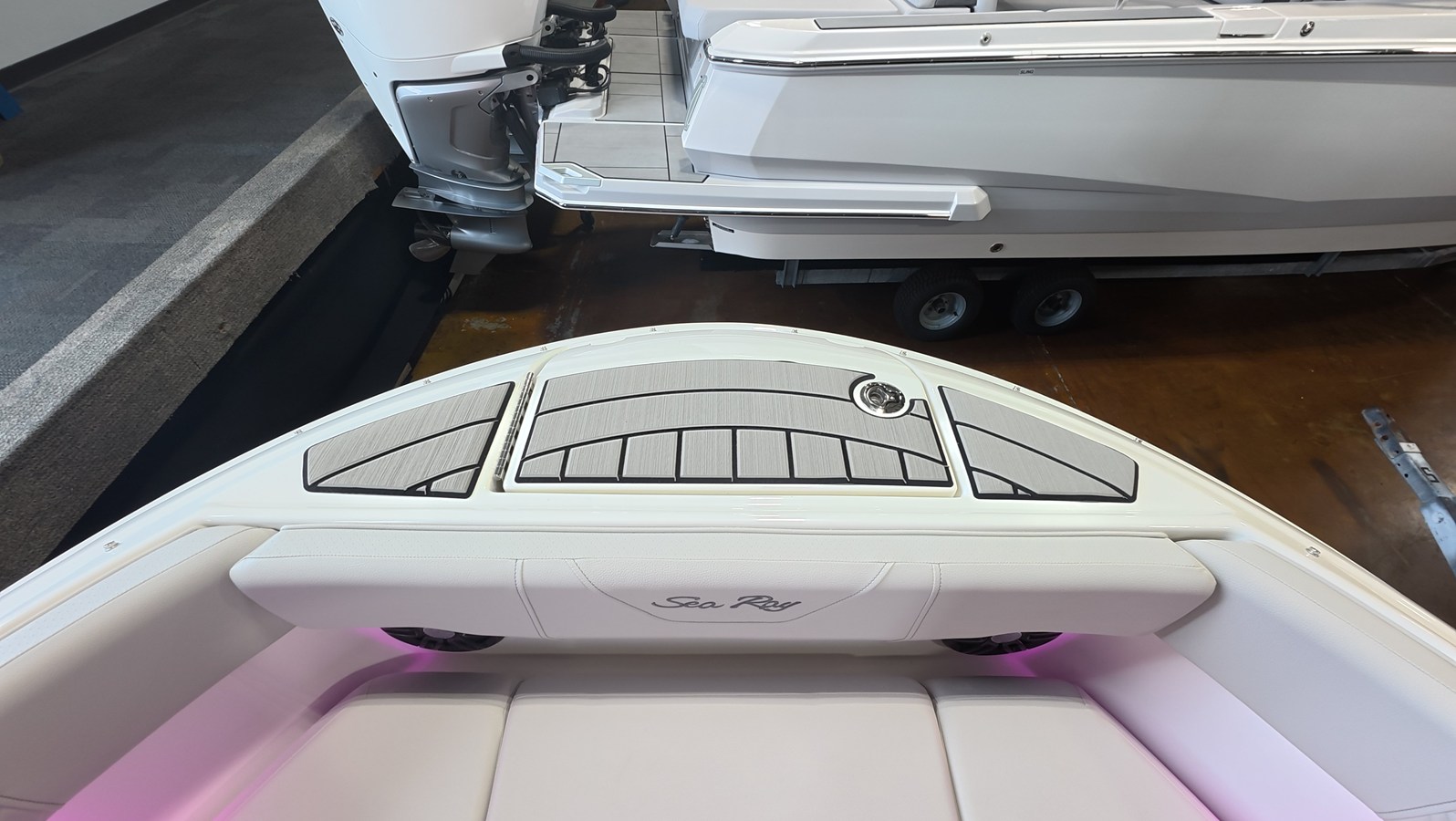 2026 Sea Ray SDX 230 Outboard 4