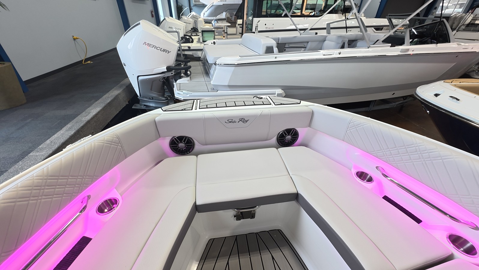 2026 Sea Ray SDX 230 Outboard 5