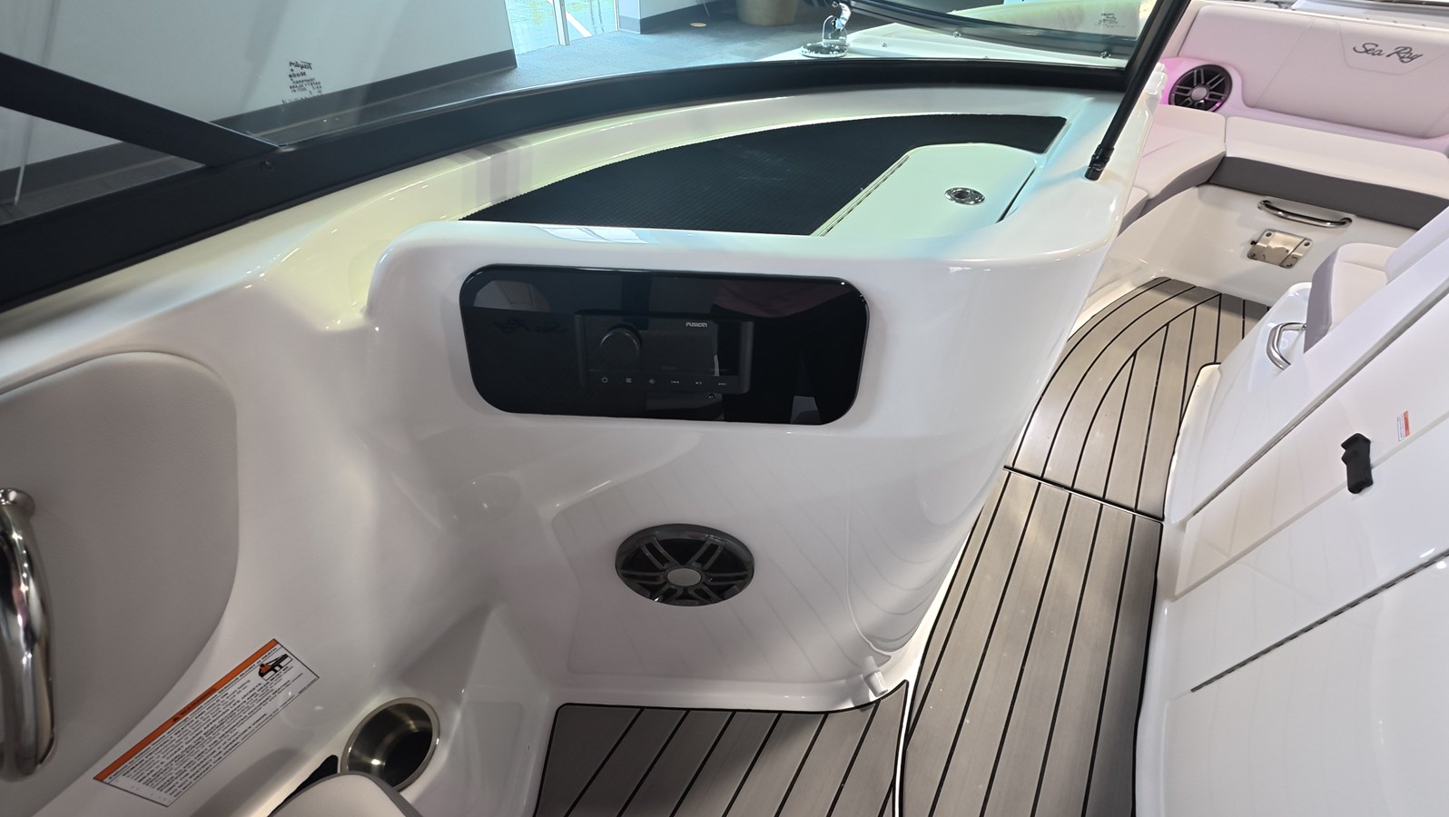 2026 Sea Ray SDX 230 Outboard 9