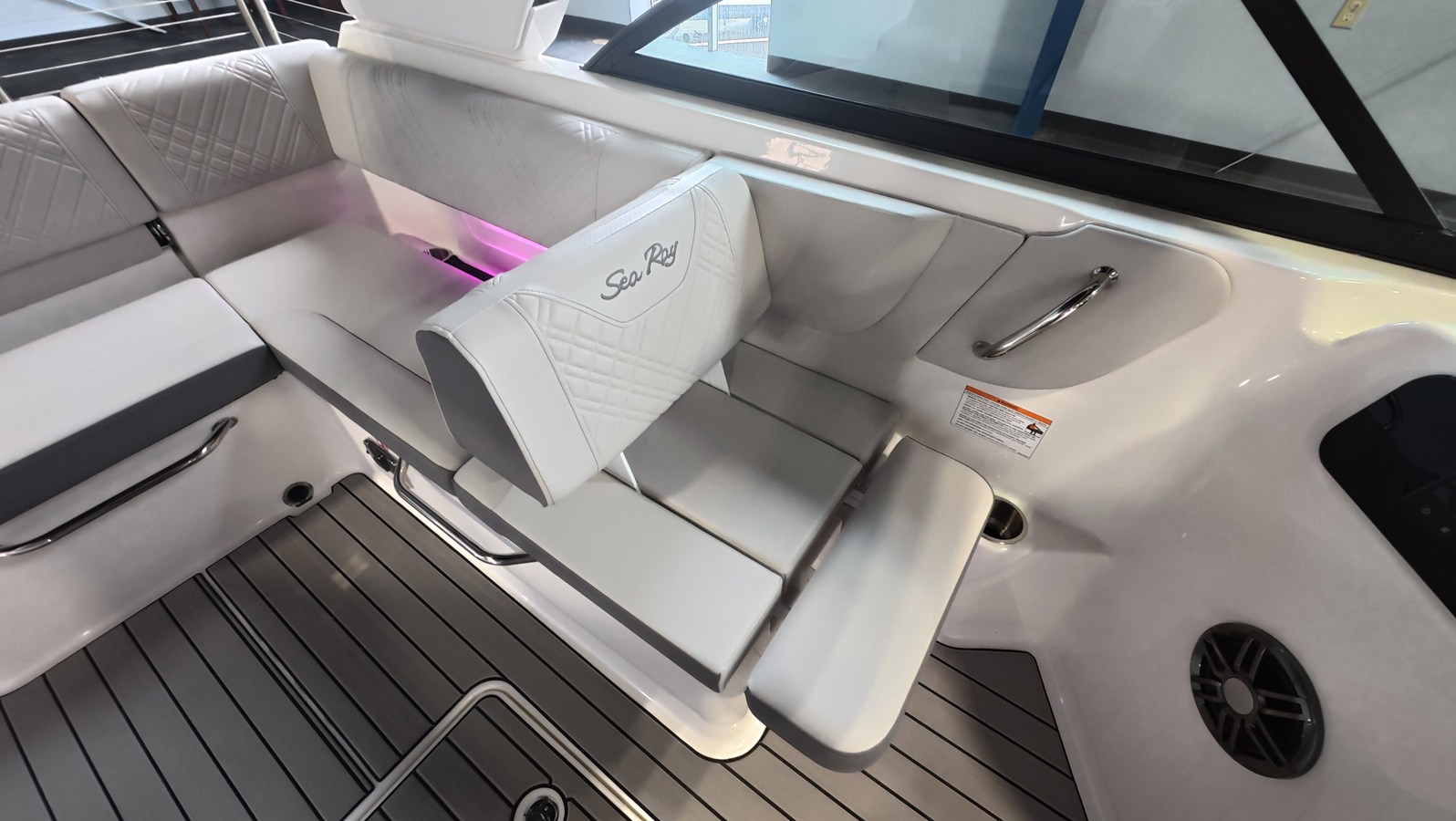 2026 Sea Ray SDX 230 Outboard 10