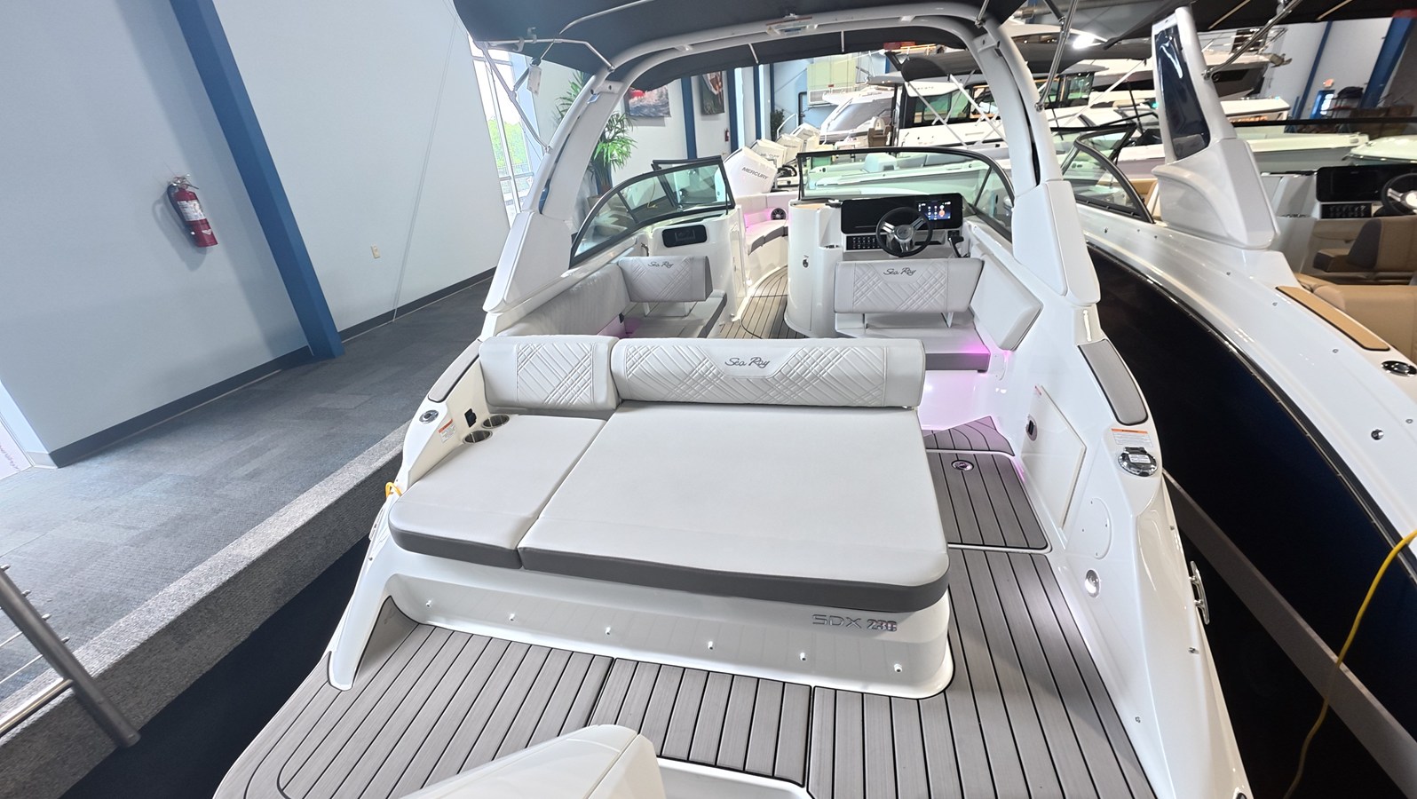 2026 Sea Ray SDX 230 Outboard 21