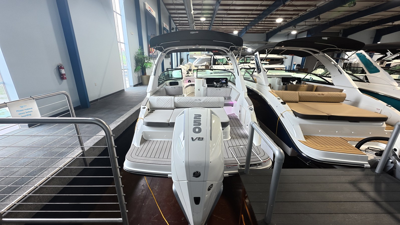 2026 Sea Ray SDX 230 Outboard 22