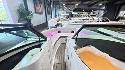 2026 Sea Ray SDX 230 Outboard 7