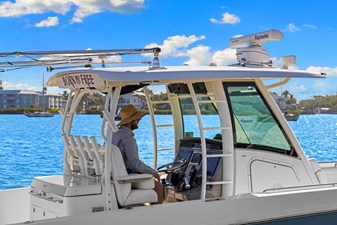 Boston Whaler 350 OUTRAGE 10 2014 Boston Whaler 350 OUTRAGE 11