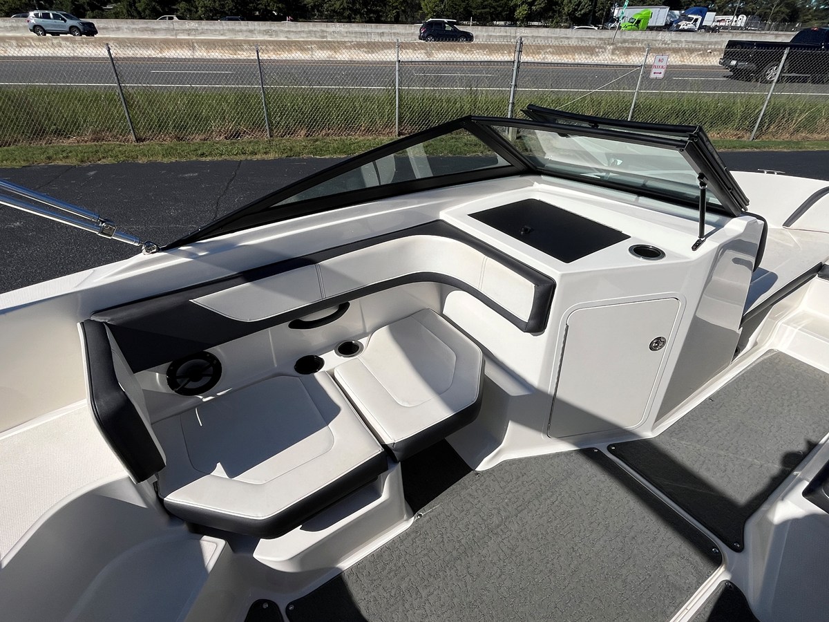 2016 Sea Ray 190 SPX 17
