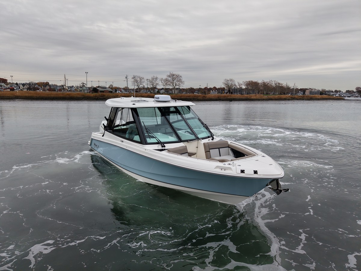 2026 Boston Whaler 330 Vantage 7