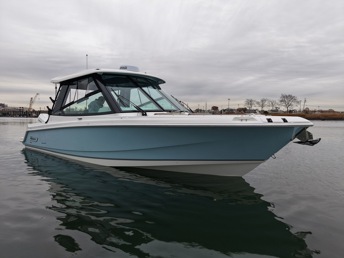 2026 Boston Whaler 330 Vantage 9