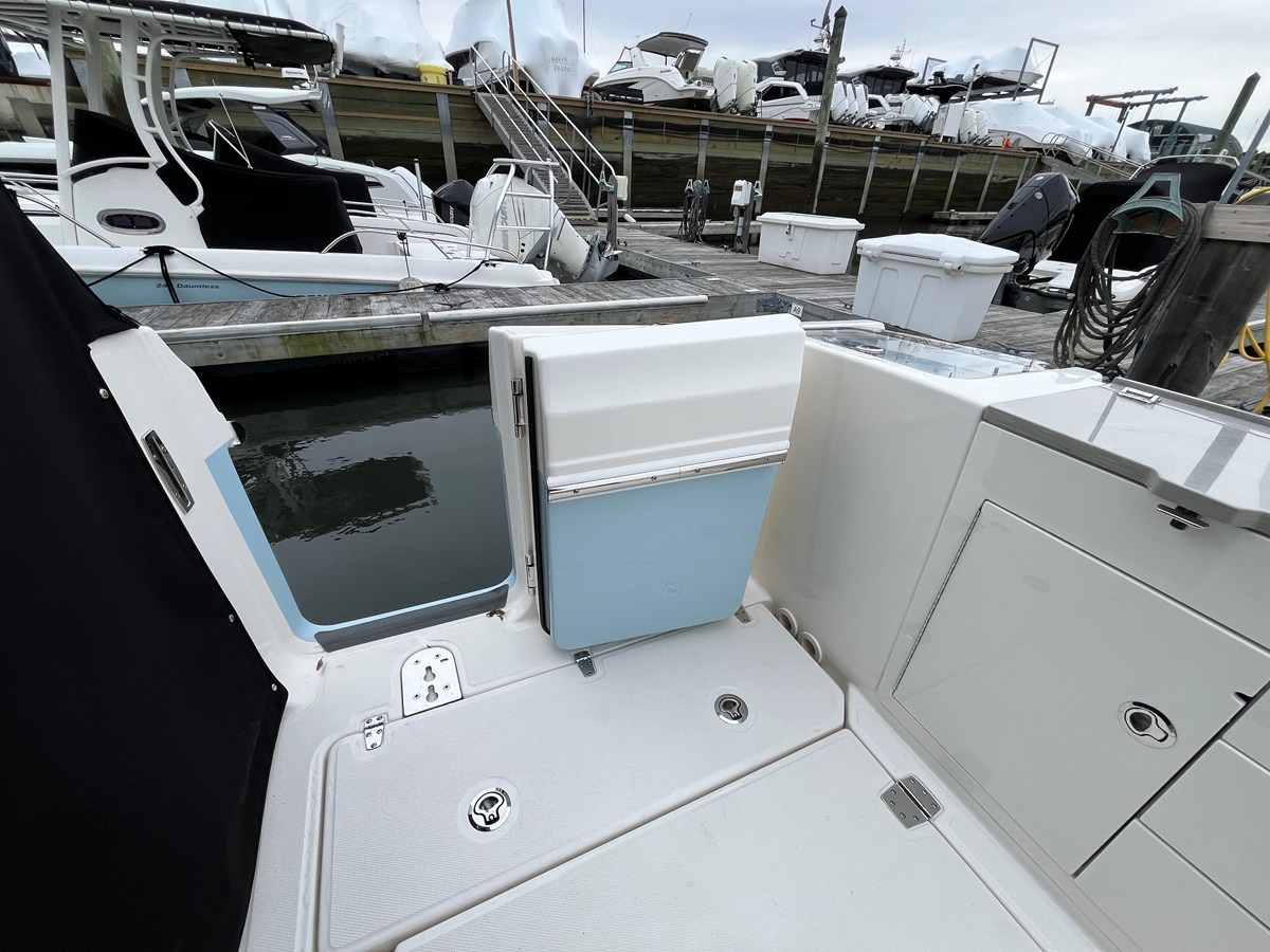 2026 Boston Whaler 330 Vantage 23