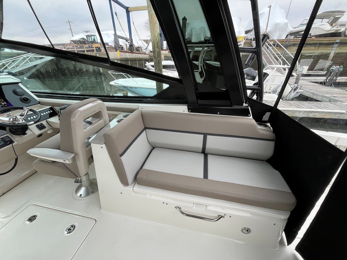 2026 Boston Whaler 330 Vantage 24