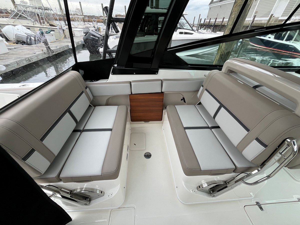 2026 Boston Whaler 330 Vantage 25