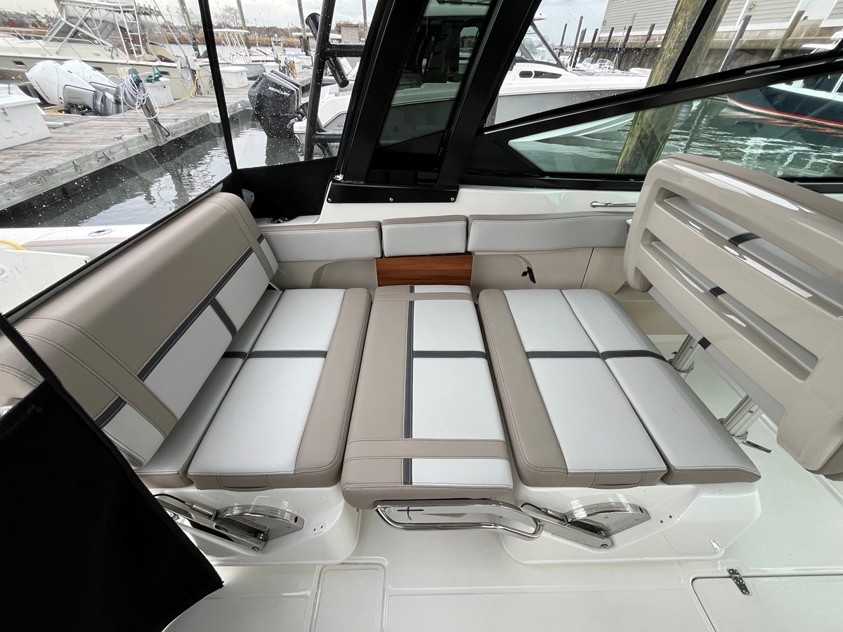 2026 Boston Whaler 330 Vantage 27