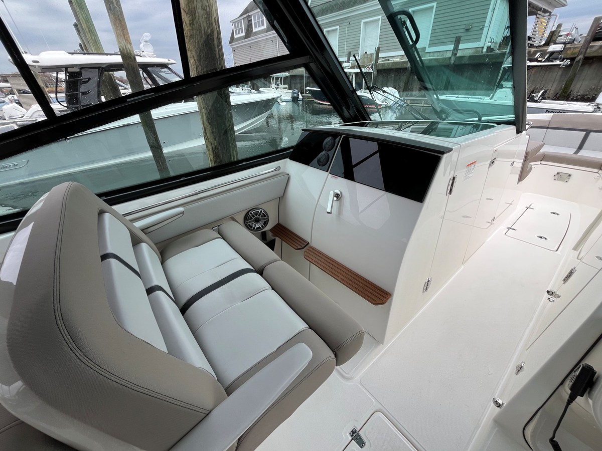 2026 Boston Whaler 330 Vantage 29