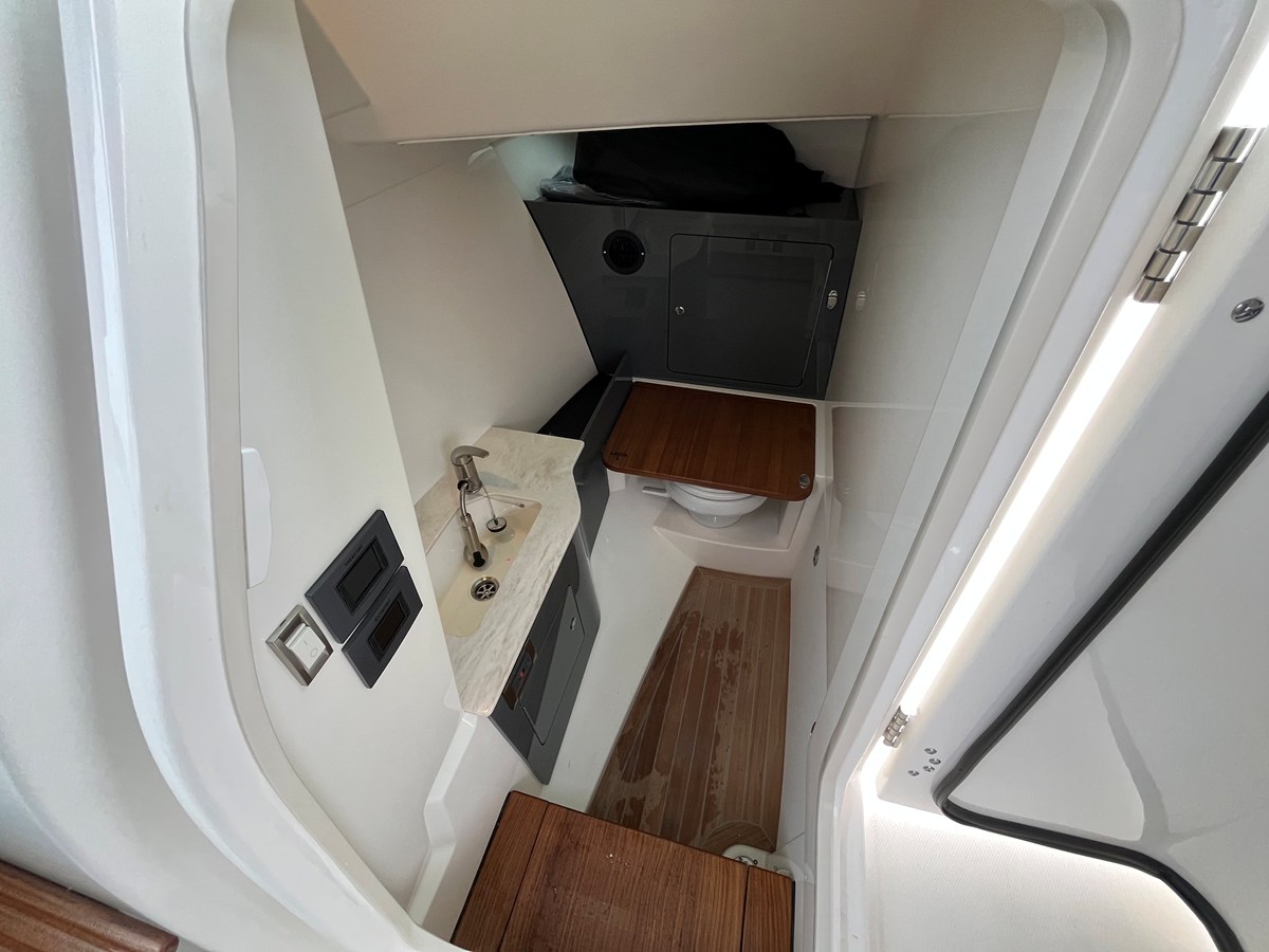 2026 Boston Whaler 330 Vantage 31