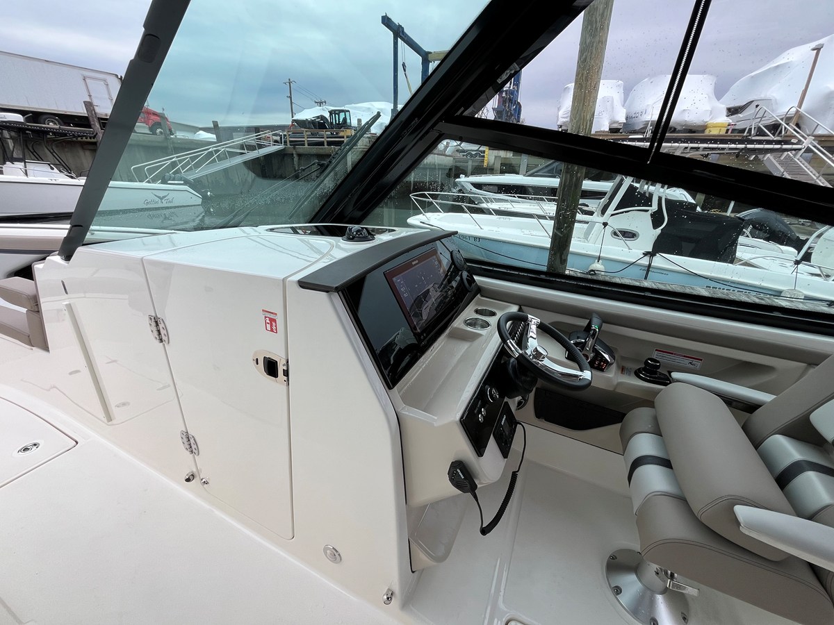 2026 Boston Whaler 330 Vantage 32