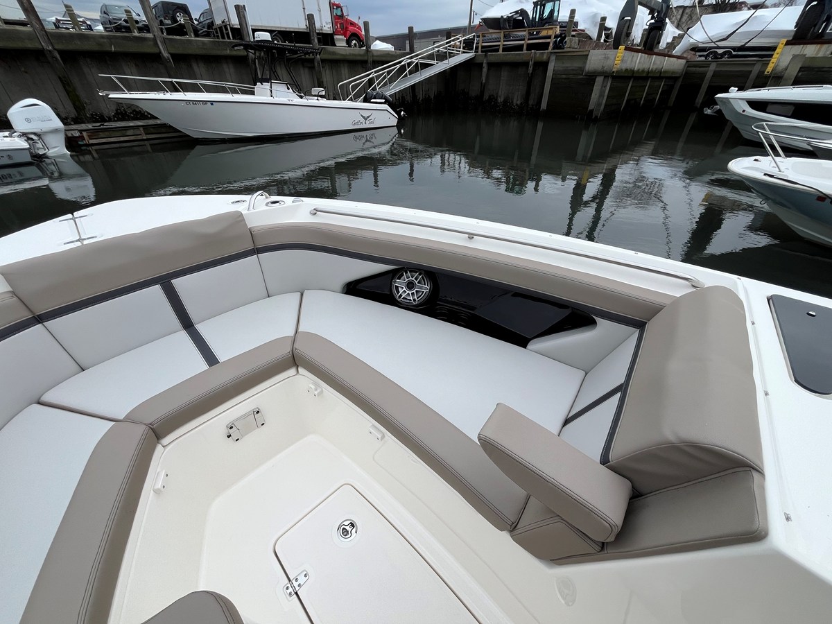 2026 Boston Whaler 330 Vantage 44