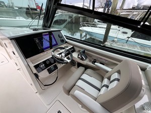 2026 Boston Whaler 330 Vantage 33