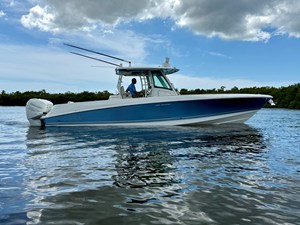 Boston Whaler 350 OUTRAGE 0 2022 Boston Whaler 350 OUTRAGE 1