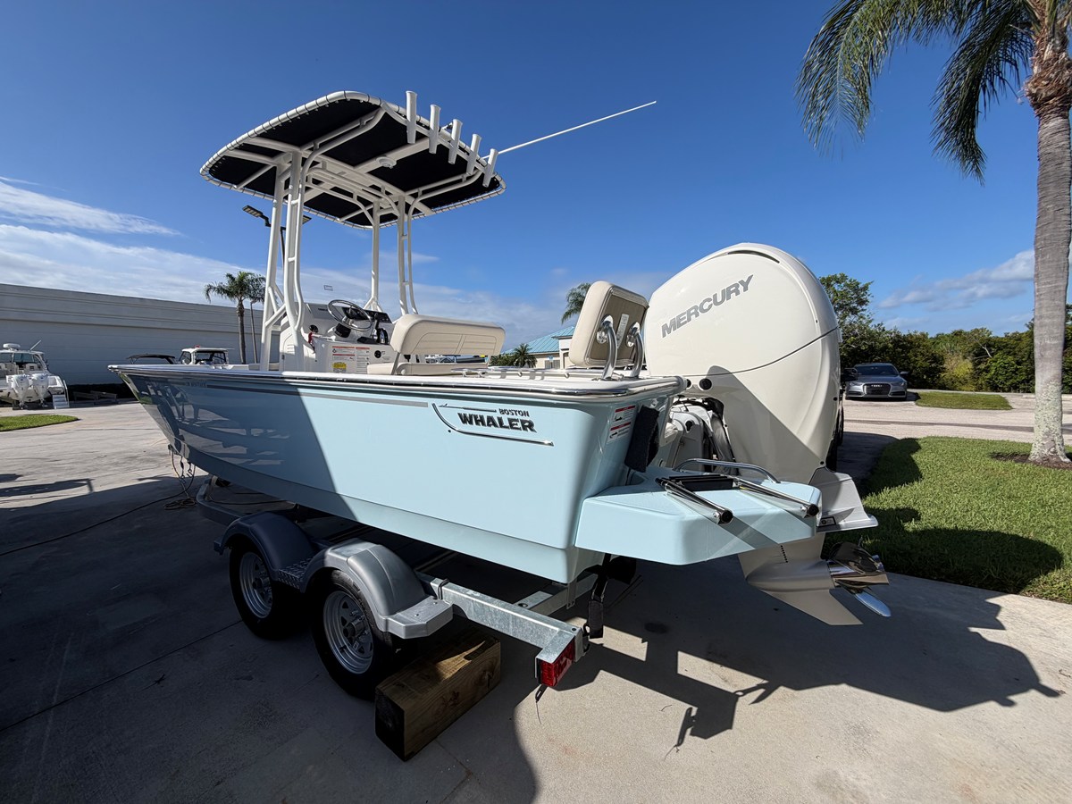 2027 Boston Whaler 190 Montauk 4