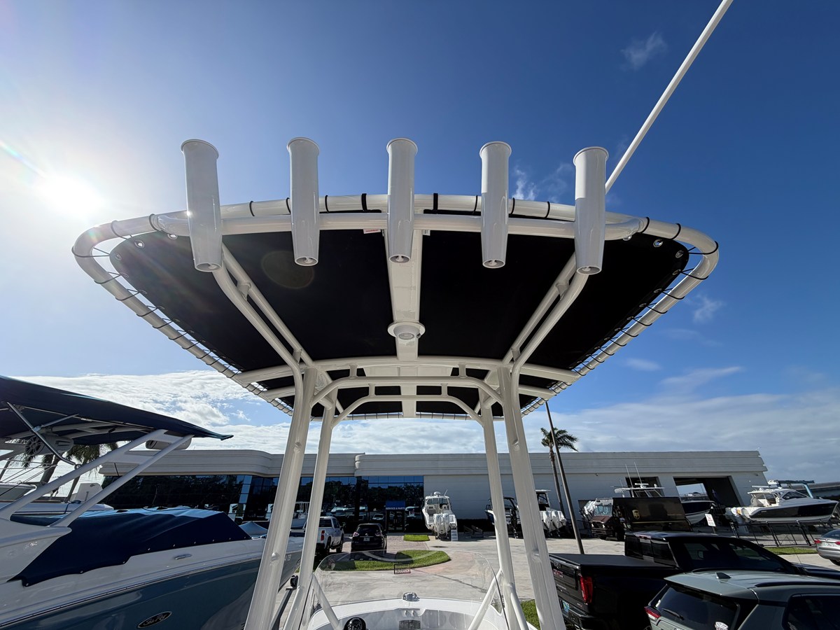 2027 Boston Whaler 190 Montauk 12