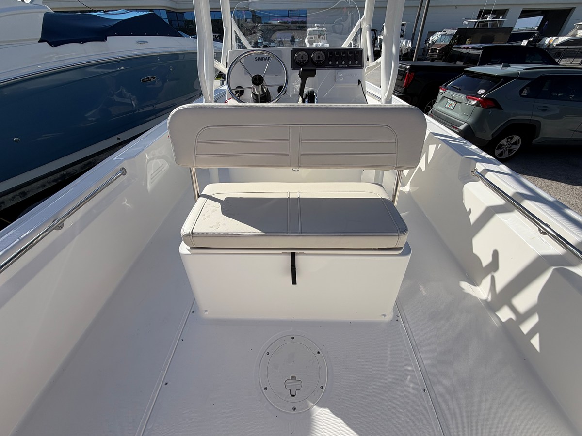 2027 Boston Whaler 190 Montauk 13