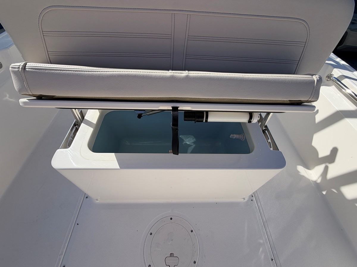 2027 Boston Whaler 190 Montauk 14