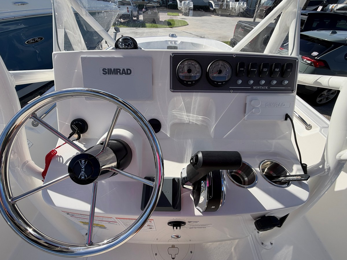 2027 Boston Whaler 190 Montauk 15