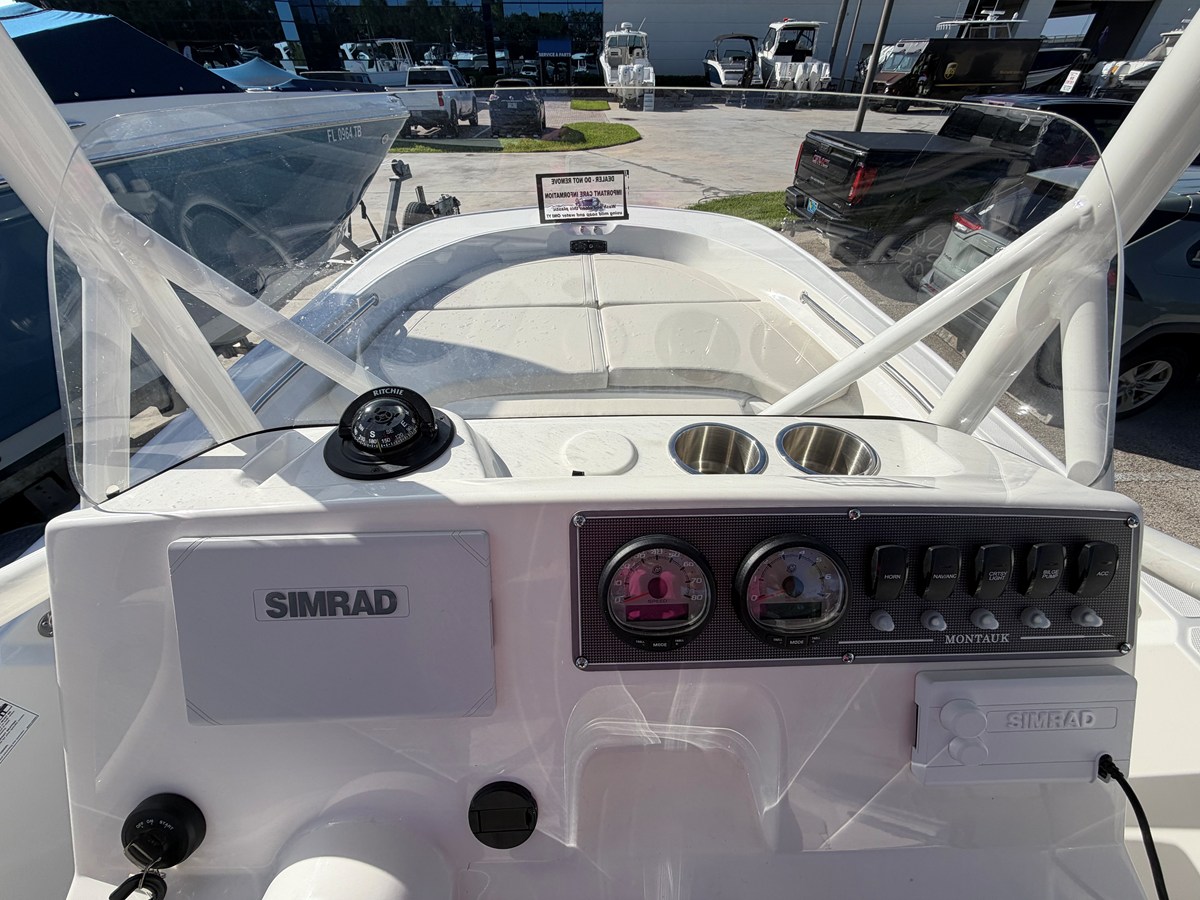 2027 Boston Whaler 190 Montauk 16