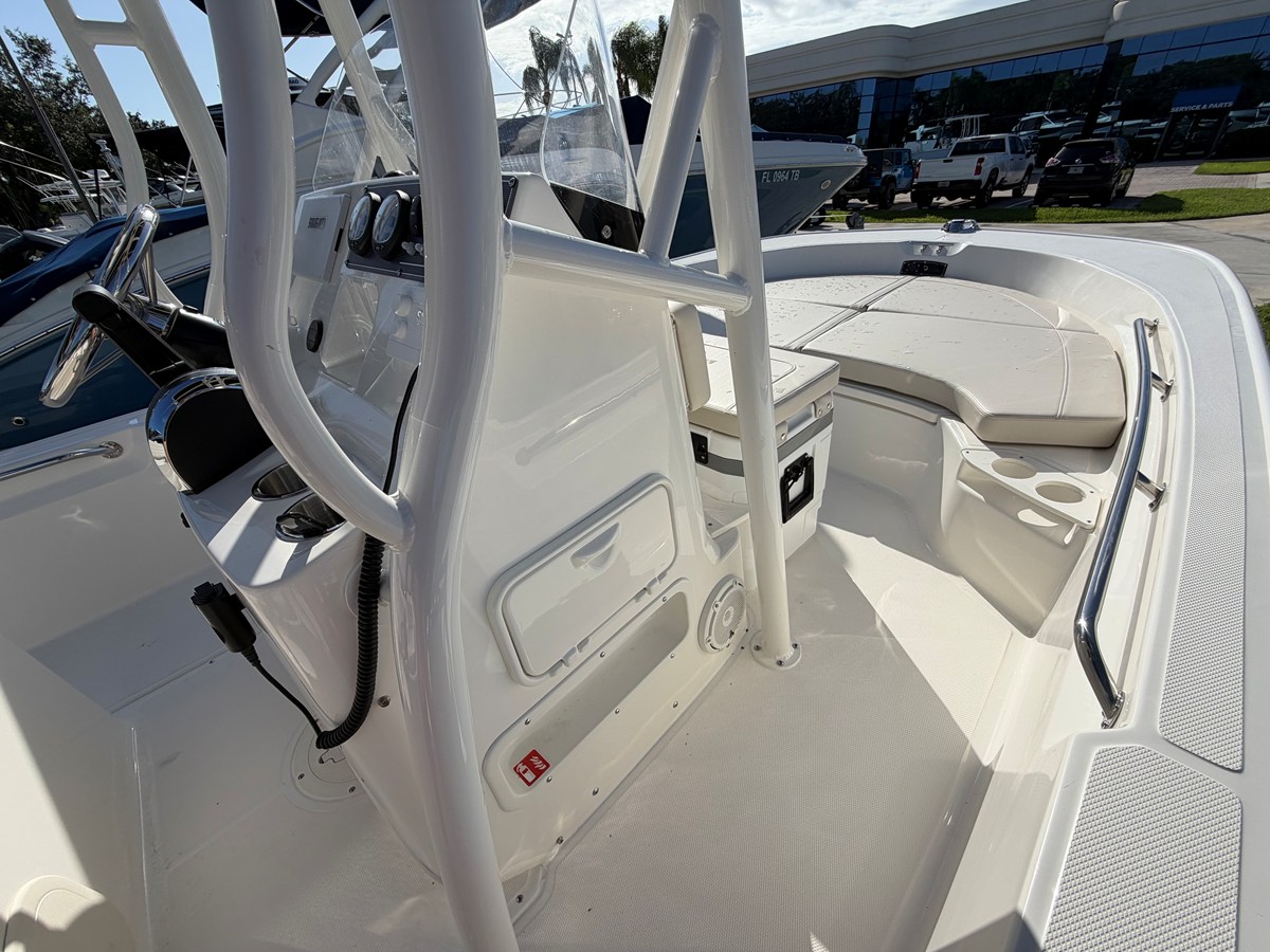 2027 Boston Whaler 190 Montauk 17