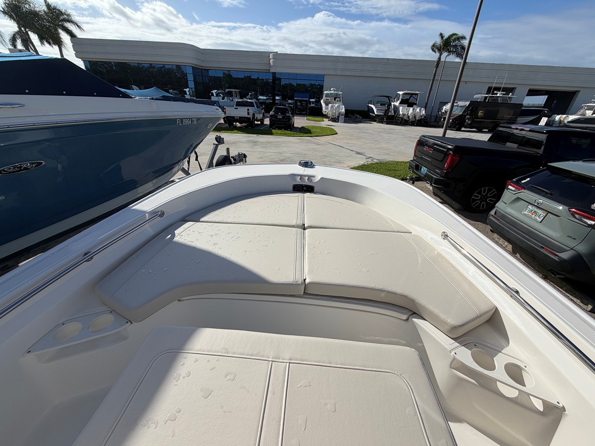 2027 Boston Whaler 190 Montauk 18