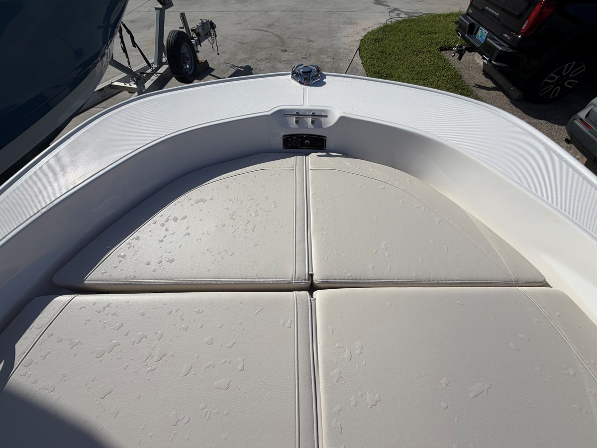 2027 Boston Whaler 190 Montauk 19