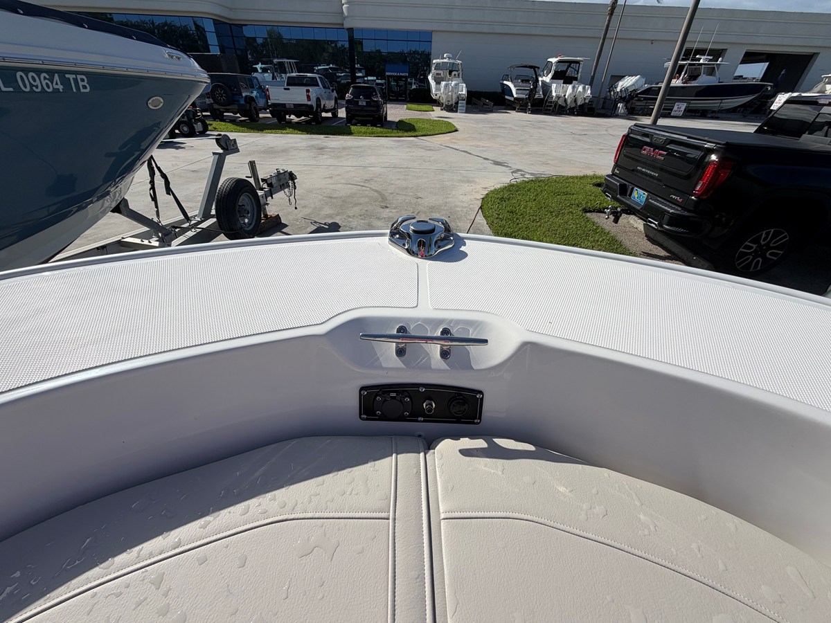 2027 Boston Whaler 190 Montauk 20