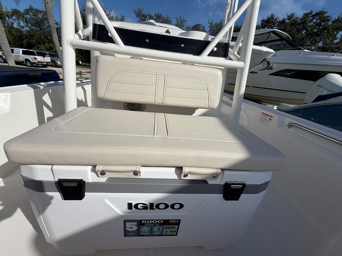 2027 Boston Whaler 190 Montauk 21