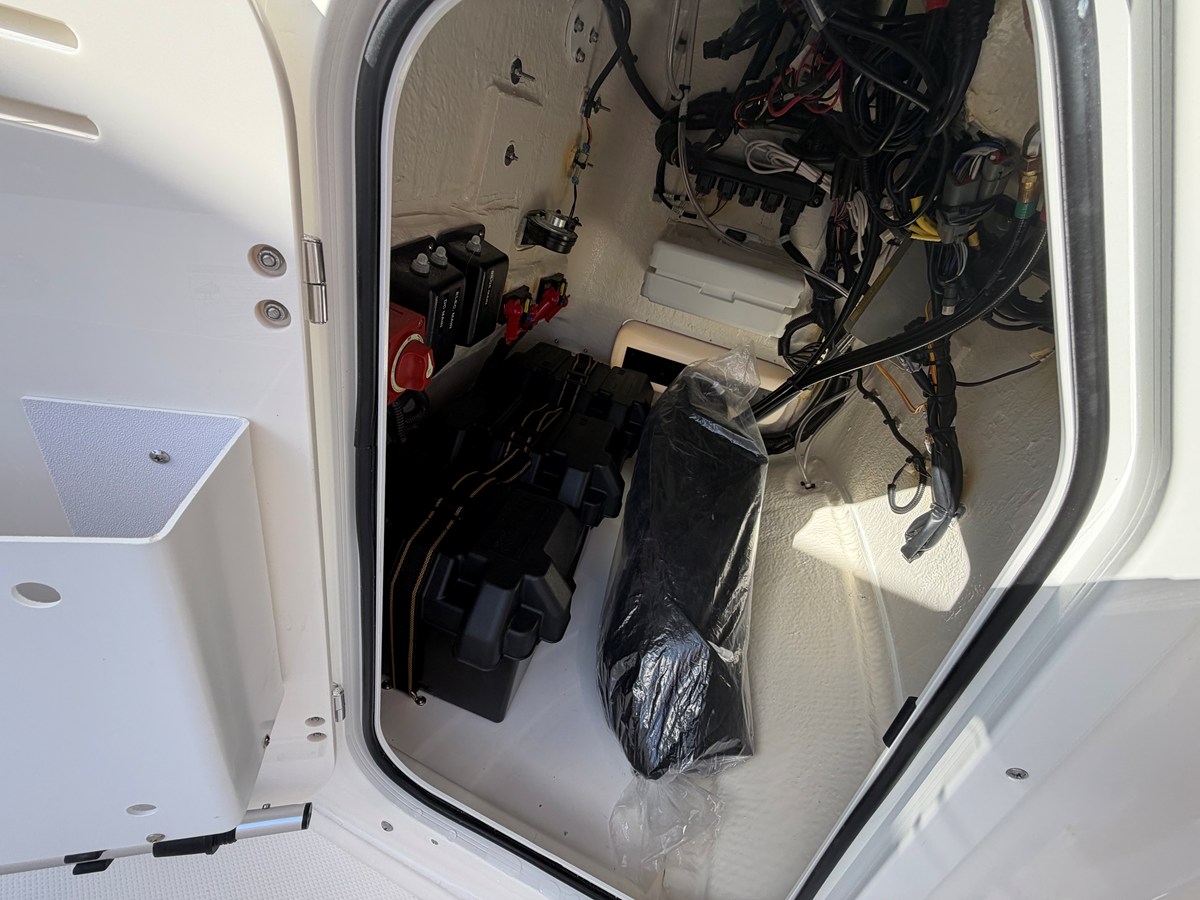 2027 Boston Whaler 190 Montauk 24