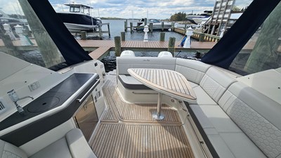 Sea Ray 320 SUNDANCER OB 6 2020 Sea Ray 320 SUNDANCER OB 7