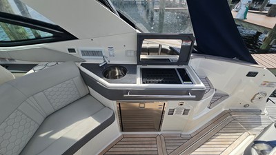 Sea Ray 320 SUNDANCER OB 9 2020 Sea Ray 320 SUNDANCER OB 10