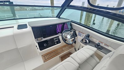 Sea Ray 320 SUNDANCER OB 14 2020 Sea Ray 320 SUNDANCER OB 15