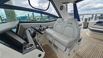 Sea Ray 320 SUNDANCER OB 15 2020 Sea Ray 320 SUNDANCER OB 16
