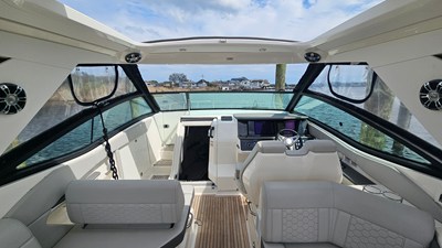 Sea Ray 320 SUNDANCER OB 18 2020 Sea Ray 320 SUNDANCER OB 19