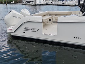 Boston Whaler 325 CONQUEST 8 2025 Boston Whaler 325 CONQUEST 9