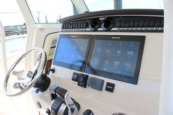 Boston Whaler 380 OUTRAGE 31 2018 Boston Whaler 380 OUTRAGE 32