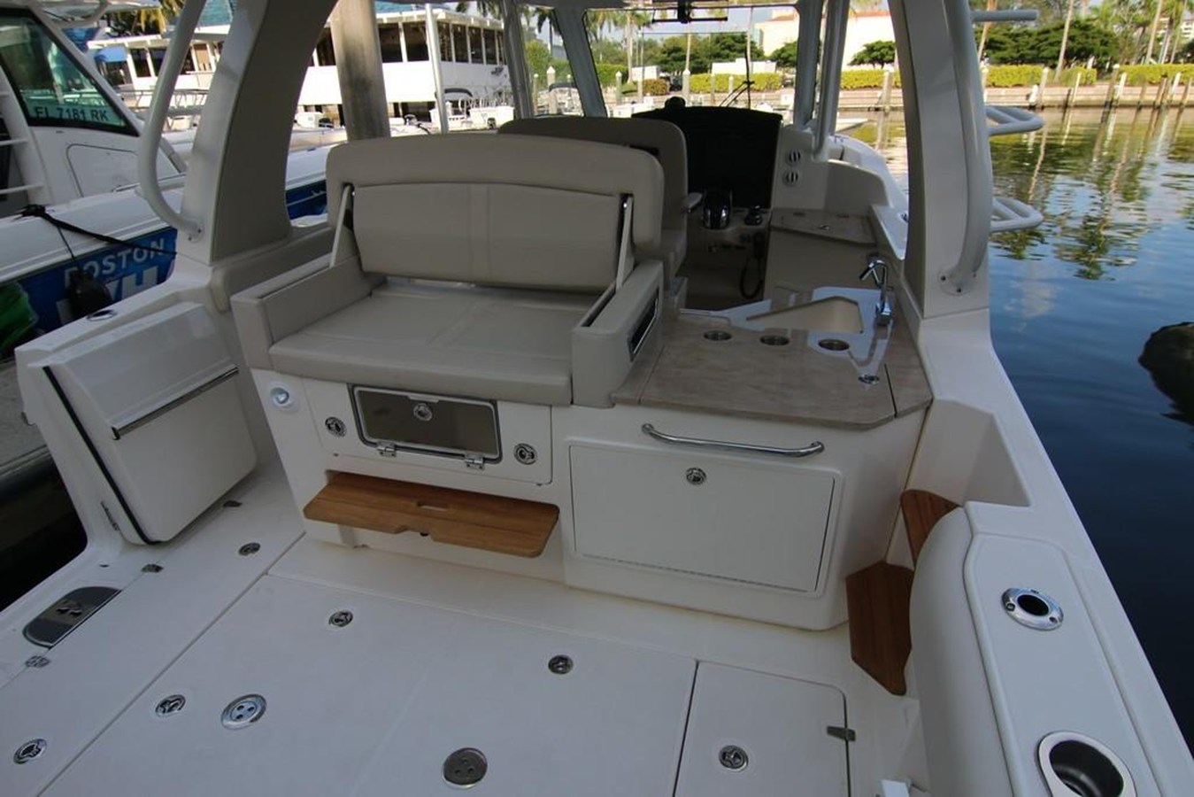 2027 Boston Whaler 350 Realm 12